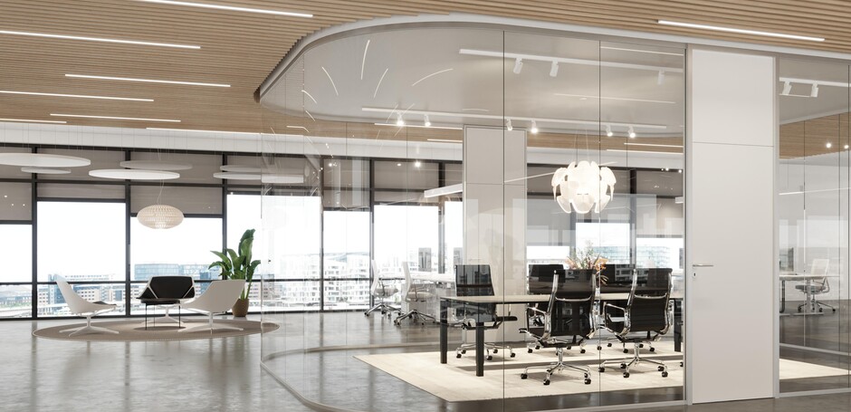 Fuldglasvæg brugt til at skabe et lukket mødelokale i et åbent kontor med god udsigt
