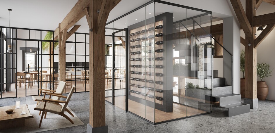 Fuldglasvæg bygget omkring en vinreol i en moderne stue med træbjælker