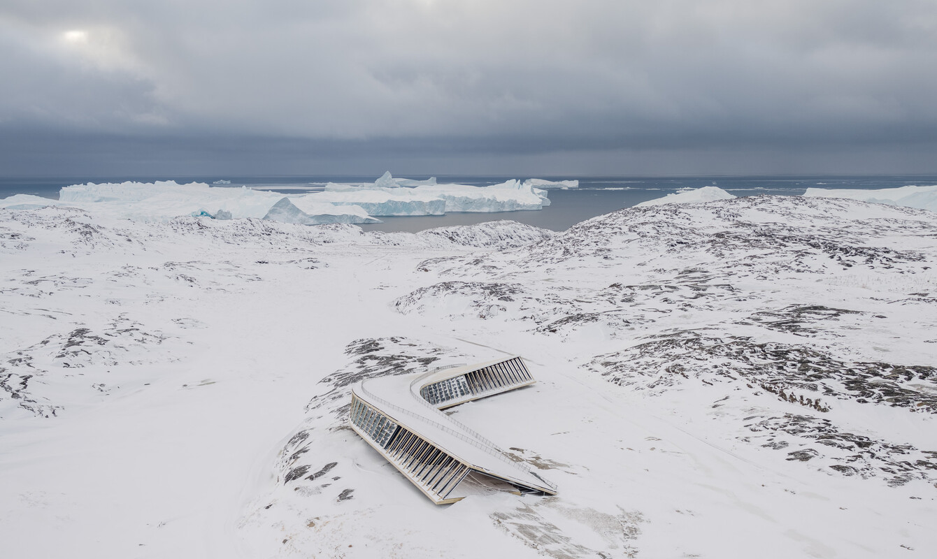 Isfjordscenteret set fra oven med udsigt over landskabet