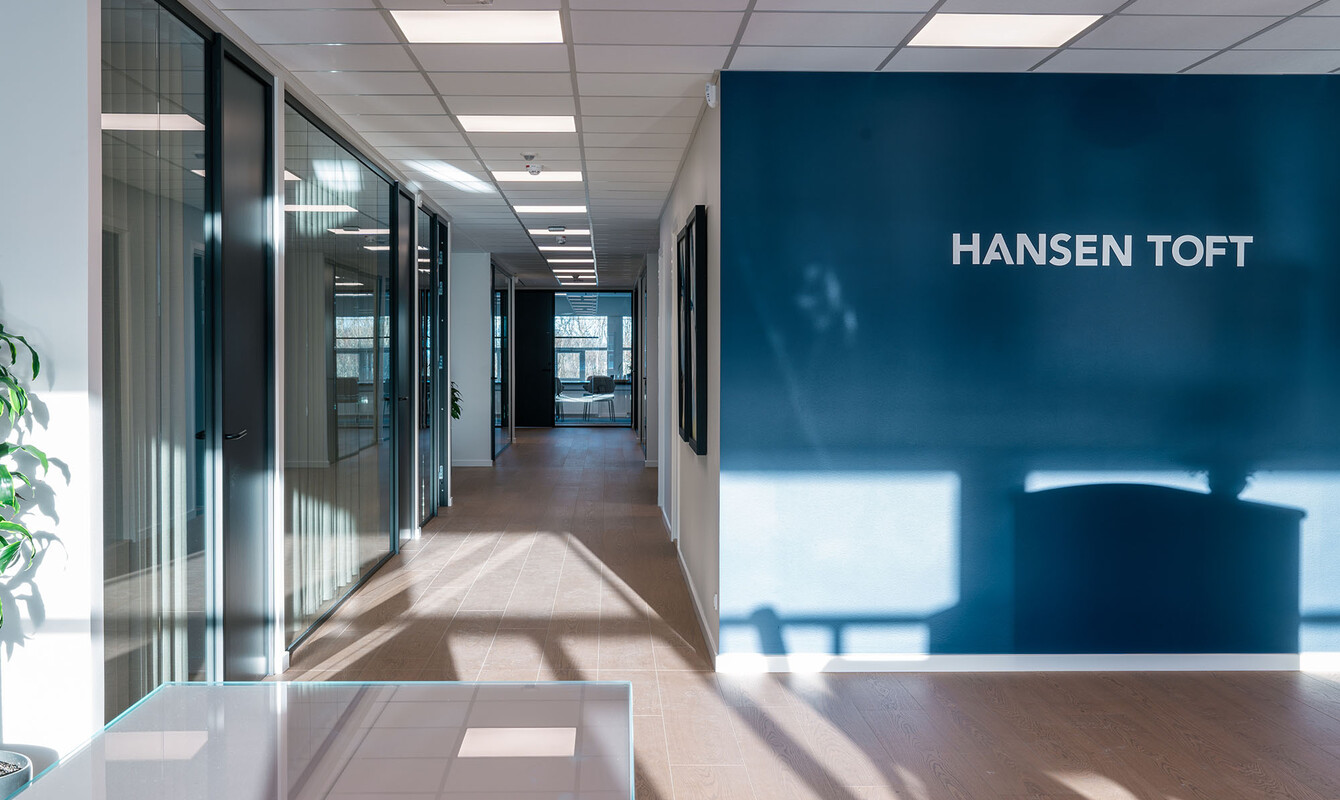 Billede af indgangen ved Hansen Toft med nedkig til mødelokaler