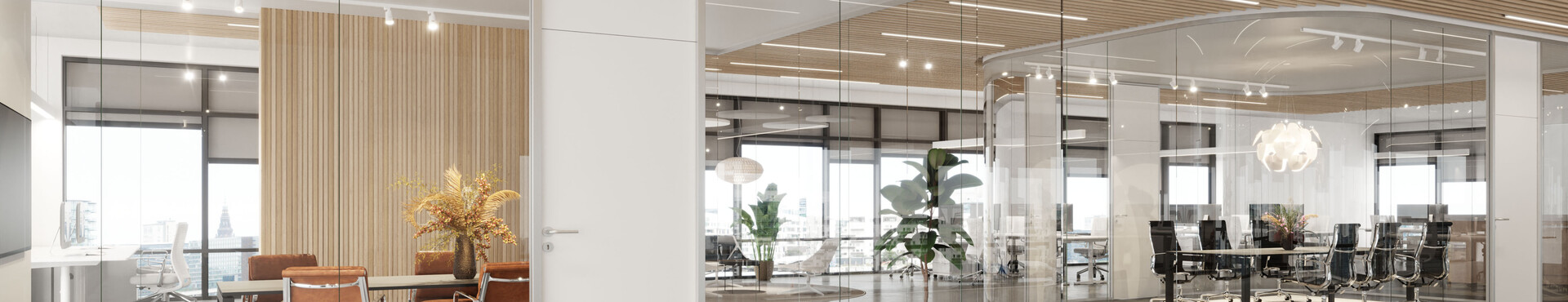 Glasvægge i et stort, lyst og moderne kontormiljø